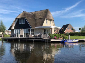 Beautiful villa with sauna on the Tjeukemeer